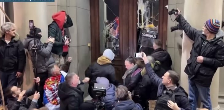 Щурм, безредици и революция: Вучич с извънреден ход след среднощните батални сцени в Белград ВИДЕО